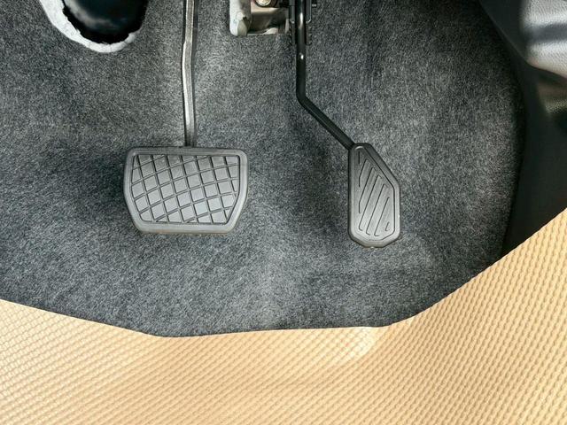 アクセルペダルとブレーキペダルです！