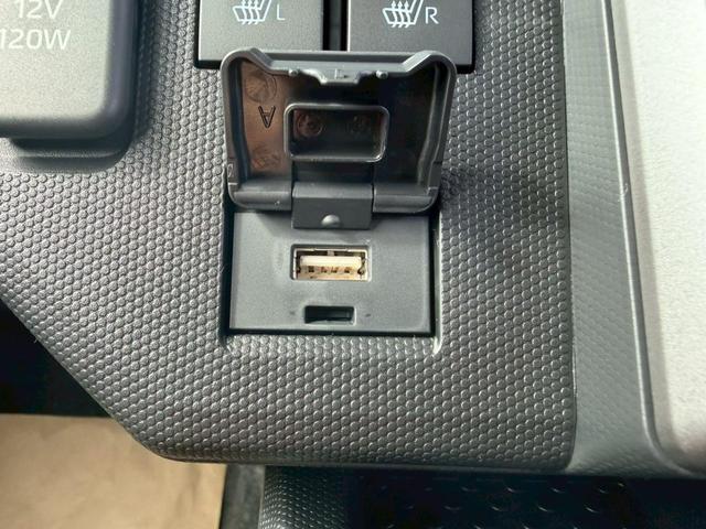 シガーソケットとは別に、ＵＳＢソケットが装備されておりますので、とても便利ですね♪