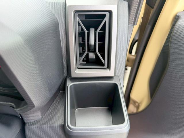 運転席側のドリンクホルダーとエアコンの吹き出し口です☆