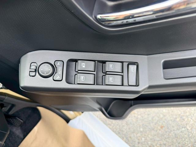 運転席からは全席の窓の操作が可能！