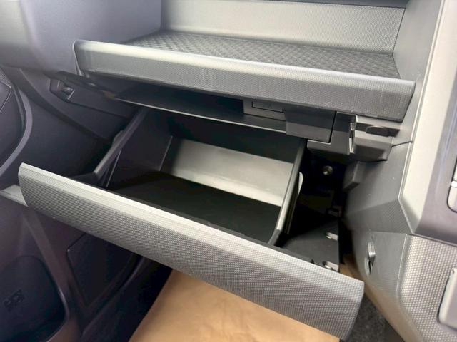 グローブボックスもございますので、大切な車検証入れなど収納出来ますよ♪