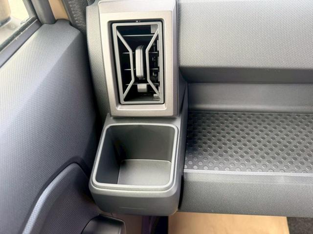 助手席のドリンクホルダーとエアコンの吹き出し口です☆