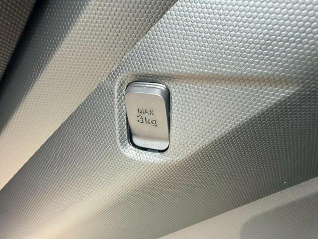 助手席足元にはちょっとした荷物を下げることのできるフック付きです！