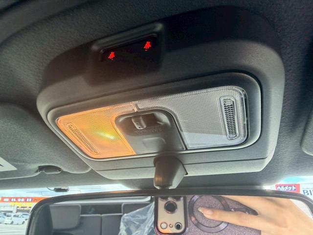 車内灯もありますので、夜でも車内を明るく照らしてくれますよ♪