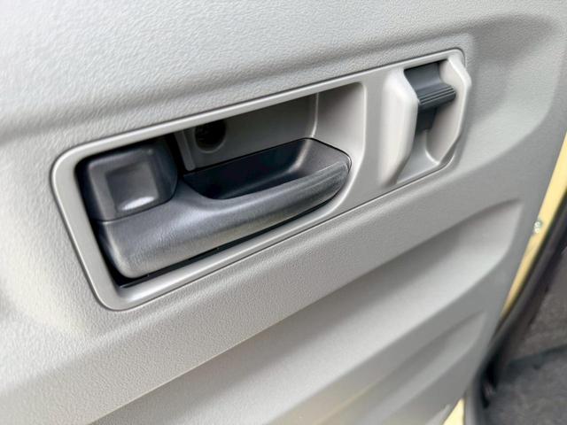 後部座席のドア開閉部分はこんな感じです！もちろんパワーウィンドウ付き☆