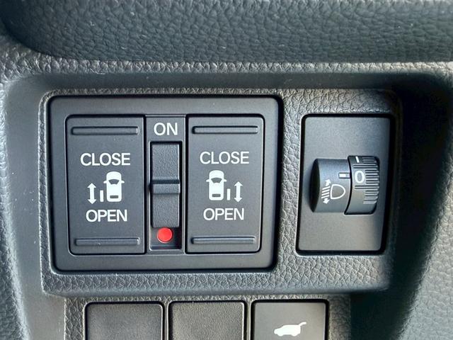 �����p���[�X���C�h�h�A�ɂȂ��Ă���̂łƂĂ��֗��ł���^�]�Ȃ�����{�^���������Ɖ��u�ŊJ���邱�Ƃ��ł��܂�