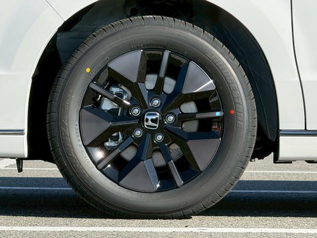 �����P�U�C���`�A���~�z�C�[�����t���Ă��܂����^�C���T�C�Y�͂Q�O�T�^�U�O�q�P�U�ł���