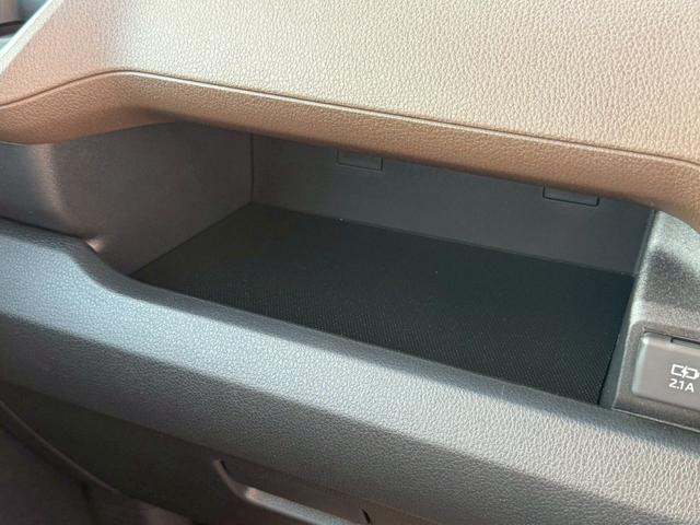 �N���[�u�{�b�N�X�̏㕔���ɂ��A�������[�X�y�[�X������ׁA����ȕt�߂ɂ�������̎��[�o���܂��I