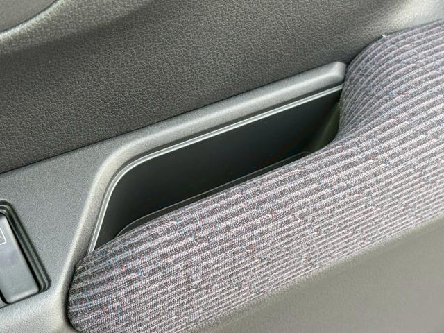 �h�A�����ɂ̓|�P�b�g���t���Ă��܂�