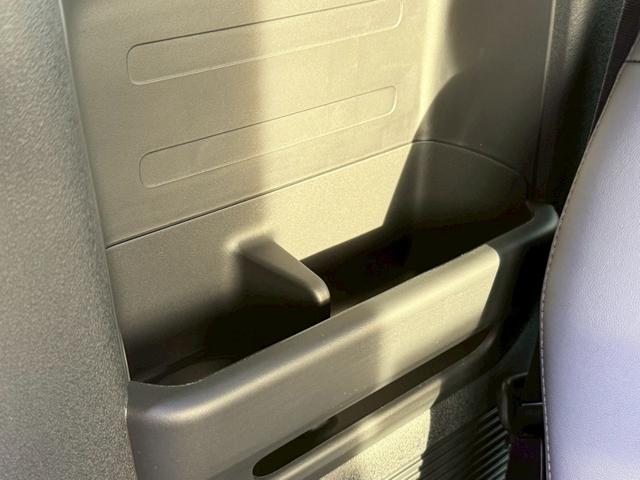 �㕔���Ȃɂ��h�����N�z���_�[�⏬�������邱�Ƃ��o����|�P�b�g���t���Ă��Ȃ�