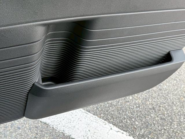 �h�A�̉������̓h�����N�z���_�[�ƃ|�P�b�g����������Ă��܂�