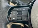 ステアリングの左側にはステアリングリモコンが付いているので、走行中もナビのちょっとした操作が可能です♪