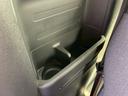 後部座席のドリンクホルダーと小物入れです