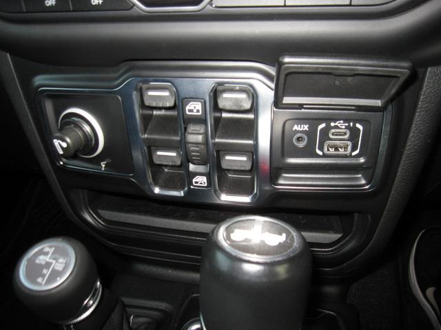 ジープ・ラングラーアンリミテッド サハラ　１オーナー　買取車　　ブラックレザーシート　シートヒーター　純正ナビ　フルセグＴＶ　サブウーファー　バックモニター　ＥＴＣ２．０　ＬＥＤライト　純正１８インチアルミ　ドライブレコーダー（9枚目）