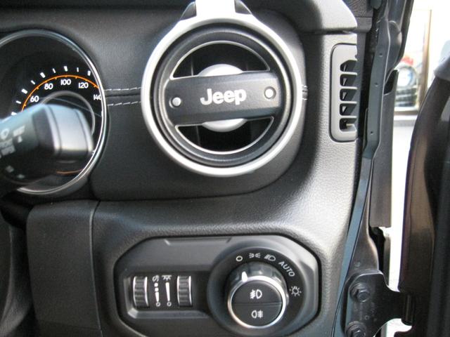 ジープ・ラングラーアンリミテッド サハラ　１オーナー　買取車　　ブラックレザーシート　シートヒーター　純正ナビ　フルセグＴＶ　サブウーファー　バックモニター　ＥＴＣ２．０　ＬＥＤライト　純正１８インチアルミ　ドライブレコーダー（10枚目）