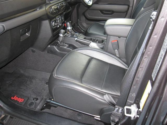 ジープ・ラングラーアンリミテッド サハラ　１オーナー　買取車　　ブラックレザーシート　シートヒーター　純正ナビ　フルセグＴＶ　サブウーファー　バックモニター　ＥＴＣ２．０　ＬＥＤライト　純正１８インチアルミ　ドライブレコーダー（11枚目）