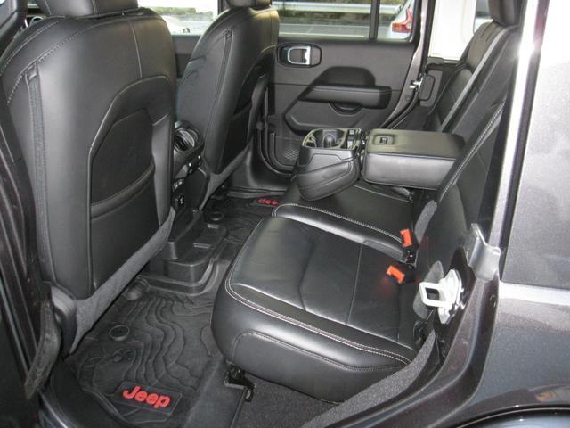 ジープ・ラングラーアンリミテッド サハラ　１オーナー　買取車　　ブラックレザーシート　シートヒーター　純正ナビ　フルセグＴＶ　サブウーファー　バックモニター　ＥＴＣ２．０　ＬＥＤライト　純正１８インチアルミ　ドライブレコーダー（12枚目）