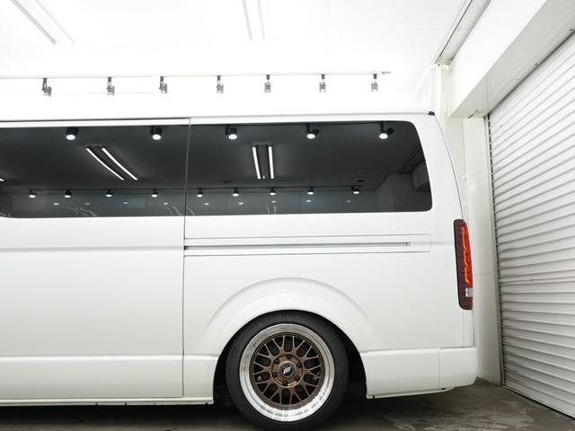 ハイエースバン スーパーＧＬ　ダークプライム　ローダウン／両側電動スライドドア／バッドフェイスボンネット／オーバーフェンダー／ＷＯＲＫ　ＸＴＲＡＰ　Ｍ１ＨＣ１８インチＡＷ／ベッドキット／ドライブレコーダー／ＥＴＣ／Ｂｌｕｅｔｏｏｔｈ／１００Ｖ電源（20枚目）