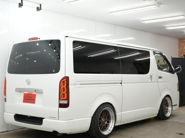 ハイエースバン スーパーＧＬ　ダークプライム　ローダウン／両側電動スライドドア／バッドフェイスボンネット／オーバーフェンダー／ＷＯＲＫ　ＸＴＲＡＰ　Ｍ１ＨＣ１８インチＡＷ／ベッドキット／ドライブレコーダー／ＥＴＣ／Ｂｌｕｅｔｏｏｔｈ／１００Ｖ電源（52枚目）