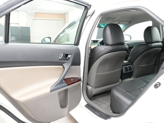 ���h�A�T�C�h�Ƀy�b�g�{�g���z���_�[�Ǝ��[�X�y�[�X������܂��B