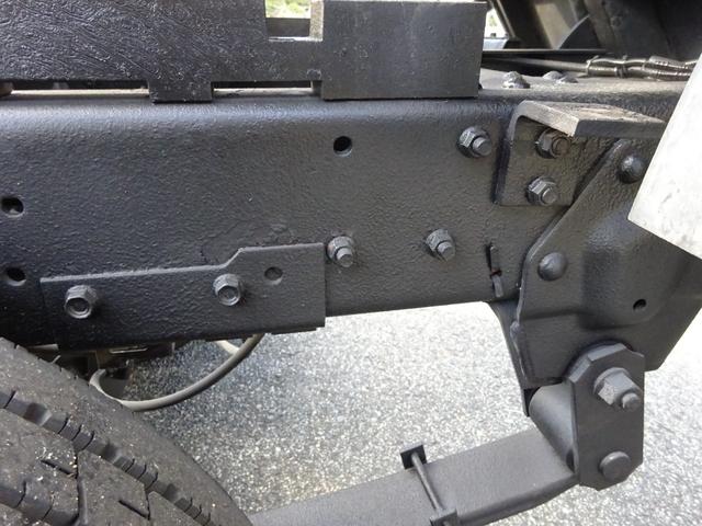 エルフトラック 強化フルフラットローダンプ 電動コボレーン サイドドア溶接止現状一方開 中間金具 プロテクターアングル補強(18枚目)