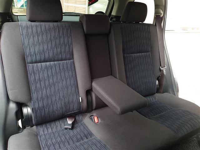 後部座席にもアームレストがあり、ゆったり座っていただけます