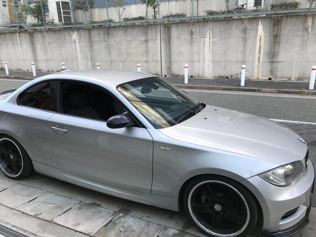 １シリーズ １３５ｉ　Ｍスポーツ　６速マニュアル車　レオンハルト１９インチアルミホイール　ＢＭＷオプションマフラー　シフト　サイドブレーキカバー付き　エアロ付き　ローダウンサス（22枚目）
