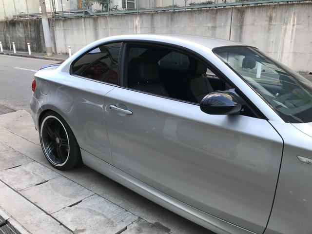 １シリーズ １３５ｉ　Ｍスポーツ　６速マニュアル車　レオンハルト１９インチアルミホイール　ＢＭＷオプションマフラー　シフト　サイドブレーキカバー付き　エアロ付き　ローダウンサス（23枚目）