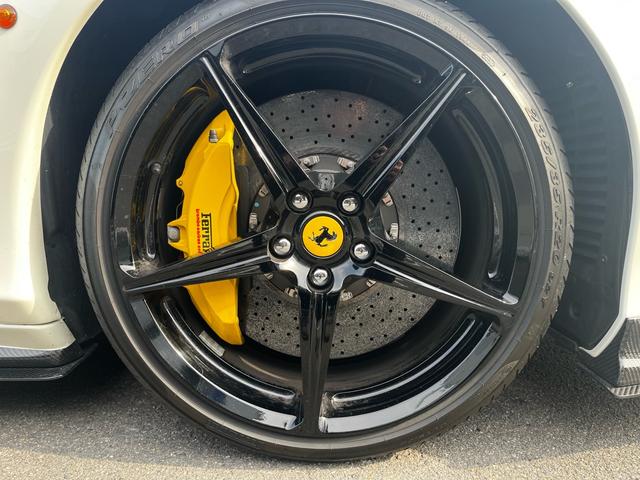 ４５８スパイダー ベースグレード　ＬＥＡＰデザインスポイラー　クライスジークマフラー　車高調　カーボンダッシュインサート　ＪＢＬ　カーボンフロントウィング　黒革シートイエロー刺繍　ヘッドレストイエロー跳馬刺繍　純正２０ＡＷ（60枚目）