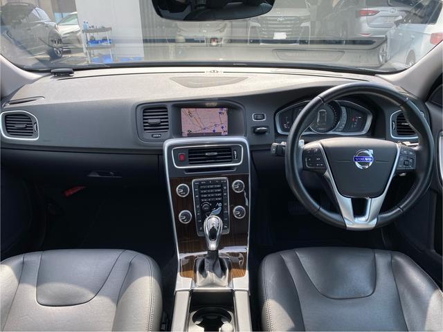 Ｖ６０ Ｔ３　クラシック　禁煙車　サンルーフ　レザーシート　ＥＴＣ２．０　バックカメラ　純正ナビ　純正１８ＡＷ　Ｍ付パワーシート　シートヒーター　ＡＣＣ　Ｂガイド　レーンアシスト　Ｒフォグ　オートハイビーム　ＢＬＩＳ（12枚目）