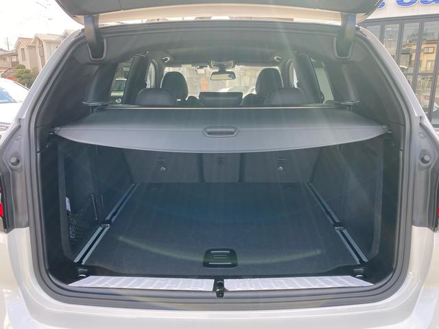 駐車場はございませんので、そのまま入口からお入りください！