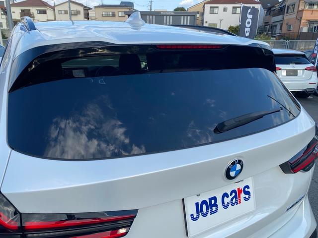 駐車場はございませんので、そのまま入口からお入りください！