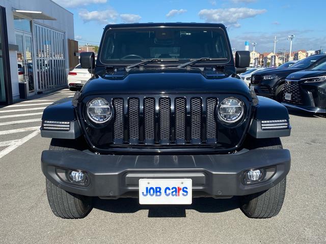 ジープ・ラングラーアンリミテッド サハラ　ワンオーナー　禁煙車　黒革シート　ヒッチメンバー　フリーダムトップ　ＡＬＰＩＮＥ製９スピーカー　地デジＴＶ　純正ナビ　ＥＴＣ２．０　前後ドラレコ　８．４インチＶＧＡタッチパネルモニター　パークセンス（2枚目）