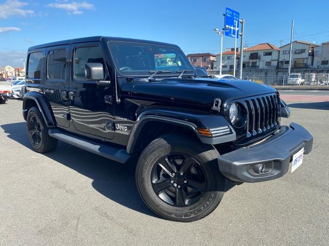 ジープ・ラングラーアンリミテッド サハラ　ワンオーナー　禁煙車　黒革シート　ヒッチメンバー　フリーダムトップ　ＡＬＰＩＮＥ製９スピーカー　地デジＴＶ　純正ナビ　ＥＴＣ２．０　前後ドラレコ　８．４インチＶＧＡタッチパネルモニター　パークセンス（3枚目）