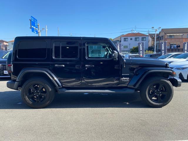 ジープ・ラングラーアンリミテッド サハラ　ワンオーナー　禁煙車　黒革シート　ヒッチメンバー　フリーダムトップ　ＡＬＰＩＮＥ製９スピーカー　地デジＴＶ　純正ナビ　ＥＴＣ２．０　前後ドラレコ　８．４インチＶＧＡタッチパネルモニター　パークセンス（4枚目）