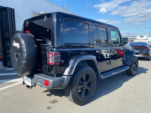 ジープ・ラングラーアンリミテッド サハラ　ワンオーナー　禁煙車　黒革シート　ヒッチメンバー　フリーダムトップ　ＡＬＰＩＮＥ製９スピーカー　地デジＴＶ　純正ナビ　ＥＴＣ２．０　前後ドラレコ　８．４インチＶＧＡタッチパネルモニター　パークセンス（5枚目）