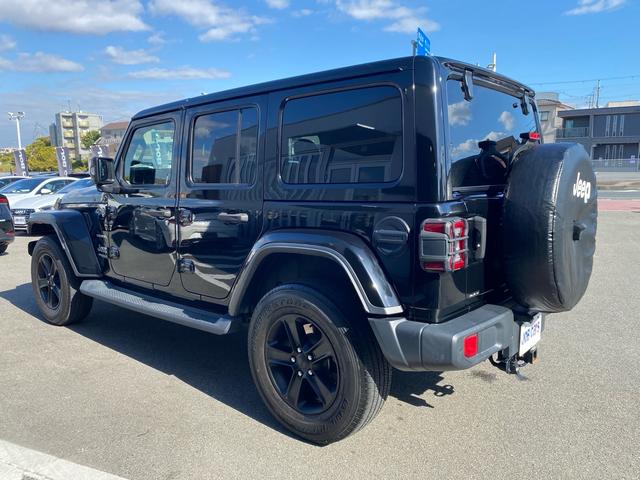 ジープ・ラングラーアンリミテッド サハラ　ワンオーナー　禁煙車　黒革シート　ヒッチメンバー　フリーダムトップ　ＡＬＰＩＮＥ製９スピーカー　地デジＴＶ　純正ナビ　ＥＴＣ２．０　前後ドラレコ　８．４インチＶＧＡタッチパネルモニター　パークセンス（7枚目）