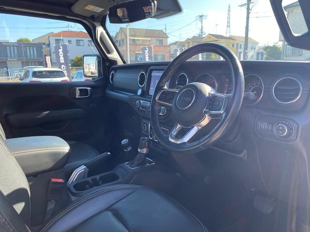 ジープ・ラングラーアンリミテッド サハラ　ワンオーナー　禁煙車　黒革シート　ヒッチメンバー　フリーダムトップ　ＡＬＰＩＮＥ製９スピーカー　地デジＴＶ　純正ナビ　ＥＴＣ２．０　前後ドラレコ　８．４インチＶＧＡタッチパネルモニター　パークセンス（11枚目）
