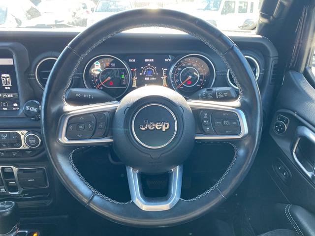 ジープ・ラングラーアンリミテッド サハラ　ワンオーナー　禁煙車　黒革シート　ヒッチメンバー　フリーダムトップ　ＡＬＰＩＮＥ製９スピーカー　地デジＴＶ　純正ナビ　ＥＴＣ２．０　前後ドラレコ　８．４インチＶＧＡタッチパネルモニター　パークセンス（13枚目）