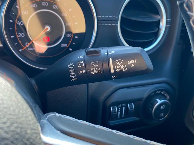 ジープ・ラングラーアンリミテッド サハラ　ワンオーナー　禁煙車　黒革シート　ヒッチメンバー　フリーダムトップ　ＡＬＰＩＮＥ製９スピーカー　地デジＴＶ　純正ナビ　ＥＴＣ２．０　前後ドラレコ　８．４インチＶＧＡタッチパネルモニター　パークセンス（16枚目）