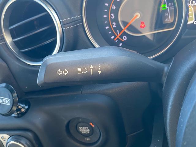 ジープ・ラングラーアンリミテッド サハラ　ワンオーナー　禁煙車　黒革シート　ヒッチメンバー　フリーダムトップ　ＡＬＰＩＮＥ製９スピーカー　地デジＴＶ　純正ナビ　ＥＴＣ２．０　前後ドラレコ　８．４インチＶＧＡタッチパネルモニター　パークセンス（17枚目）