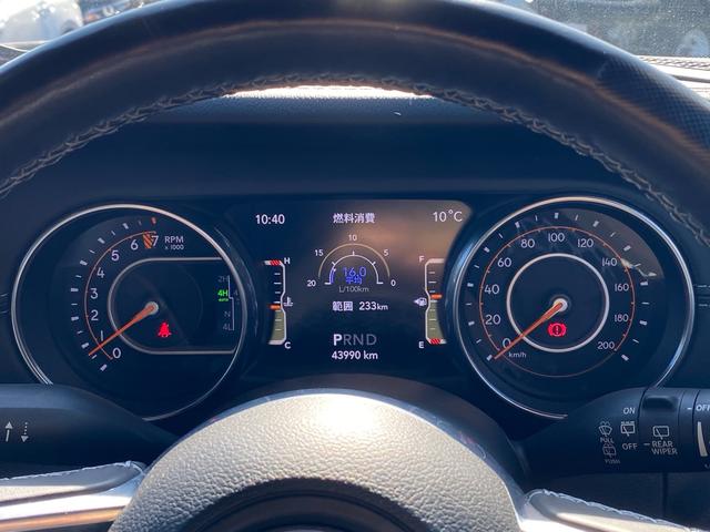 ジープ・ラングラーアンリミテッド サハラ　ワンオーナー　禁煙車　黒革シート　ヒッチメンバー　フリーダムトップ　ＡＬＰＩＮＥ製９スピーカー　地デジＴＶ　純正ナビ　ＥＴＣ２．０　前後ドラレコ　８．４インチＶＧＡタッチパネルモニター　パークセンス（18枚目）