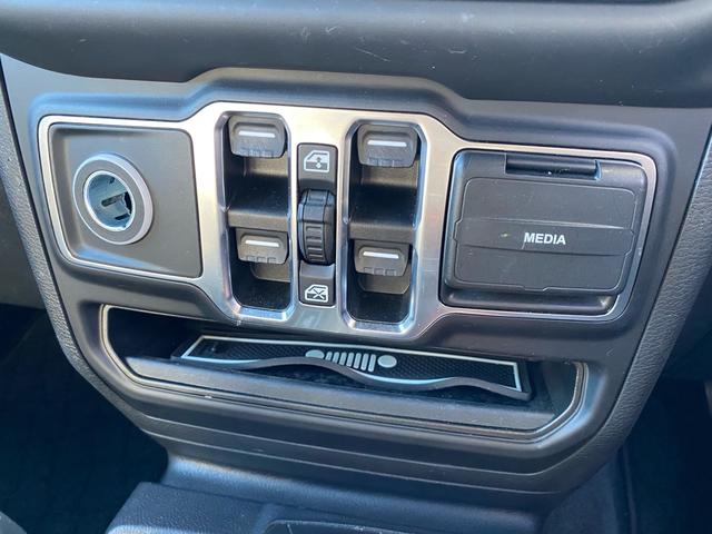 ジープ・ラングラーアンリミテッド サハラ　ワンオーナー　禁煙車　黒革シート　ヒッチメンバー　フリーダムトップ　ＡＬＰＩＮＥ製９スピーカー　地デジＴＶ　純正ナビ　ＥＴＣ２．０　前後ドラレコ　８．４インチＶＧＡタッチパネルモニター　パークセンス（24枚目）