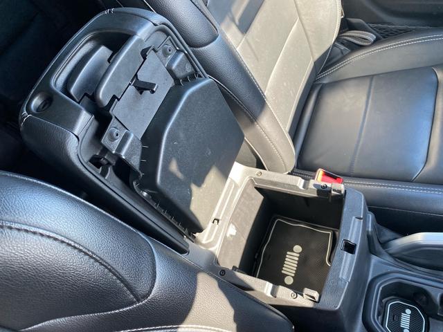 ジープ・ラングラーアンリミテッド サハラ　ワンオーナー　禁煙車　黒革シート　ヒッチメンバー　フリーダムトップ　ＡＬＰＩＮＥ製９スピーカー　地デジＴＶ　純正ナビ　ＥＴＣ２．０　前後ドラレコ　８．４インチＶＧＡタッチパネルモニター　パークセンス（26枚目）