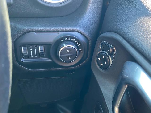 ジープ・ラングラーアンリミテッド サハラ　ワンオーナー　禁煙車　黒革シート　ヒッチメンバー　フリーダムトップ　ＡＬＰＩＮＥ製９スピーカー　地デジＴＶ　純正ナビ　ＥＴＣ２．０　前後ドラレコ　８．４インチＶＧＡタッチパネルモニター　パークセンス（32枚目）