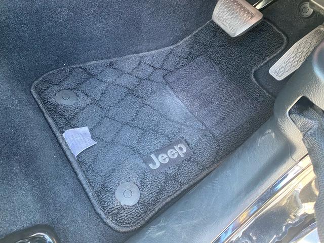 ジープ・ラングラーアンリミテッド サハラ　ワンオーナー　禁煙車　黒革シート　ヒッチメンバー　フリーダムトップ　ＡＬＰＩＮＥ製９スピーカー　地デジＴＶ　純正ナビ　ＥＴＣ２．０　前後ドラレコ　８．４インチＶＧＡタッチパネルモニター　パークセンス（37枚目）