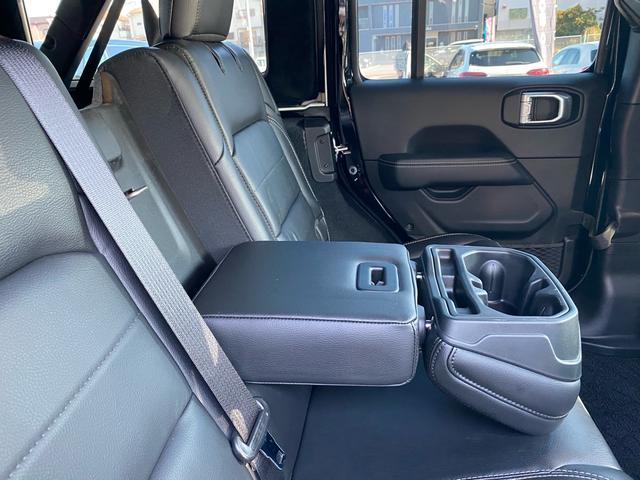 ジープ・ラングラーアンリミテッド サハラ　ワンオーナー　禁煙車　黒革シート　ヒッチメンバー　フリーダムトップ　ＡＬＰＩＮＥ製９スピーカー　地デジＴＶ　純正ナビ　ＥＴＣ２．０　前後ドラレコ　８．４インチＶＧＡタッチパネルモニター　パークセンス（41枚目）