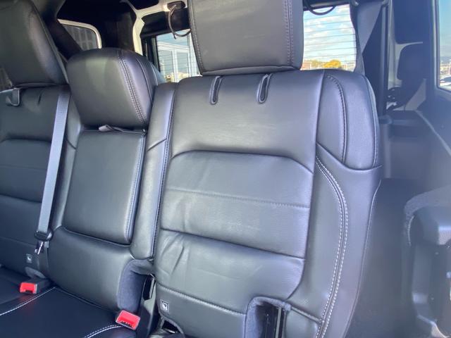 ジープ・ラングラーアンリミテッド サハラ　ワンオーナー　禁煙車　黒革シート　ヒッチメンバー　フリーダムトップ　ＡＬＰＩＮＥ製９スピーカー　地デジＴＶ　純正ナビ　ＥＴＣ２．０　前後ドラレコ　８．４インチＶＧＡタッチパネルモニター　パークセンス（78枚目）