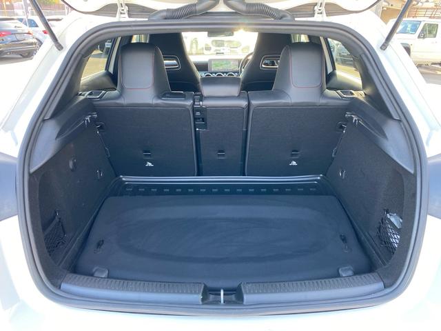 駐車場はございませんので、そのまま入口からお入りください！