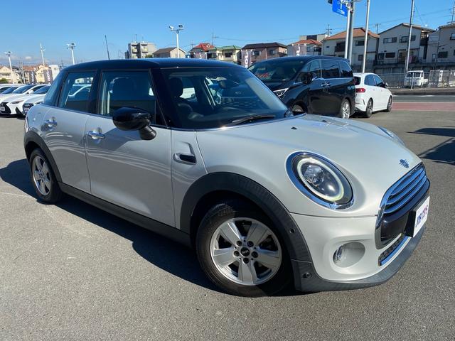 ＭＩＮＩ クーパー　カメラ／パーキングアシストＰＫＧ　ペッパーＰＫＧ　ライトＰＫＧ　エキサイトメントＰＫＧ　ストレージコンバートメントＰＫＧ　コンフォートアクセス　禁煙車　ＥＴＣ　クリアランスソナー　前後フォグランプ（3枚目）